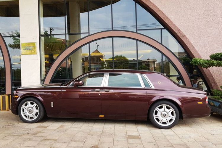 Thông tin mà chúng tôi có được, Chủ tịch tập đoàn Mường Thanh cũng chính là vị khách đầu tiên ủng hộ cho Rolls-Royce khi họ mở đại lý chính hãng tại Việt Nam bằng 1 chiếc xe cá nhân hóa, đặt làm riêng mang tên gọi Phantom Oriental Sun hay Mặt Trời Phương Đông.