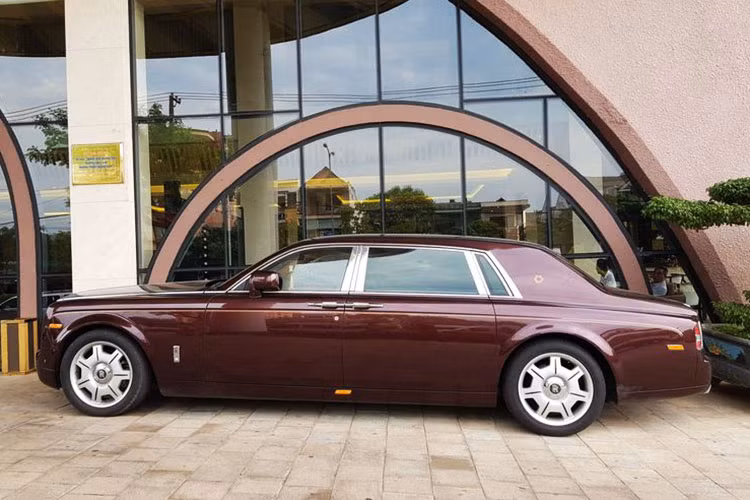 Thông tin mà chúng tôi có được, Chủ tịch tập đoàn Mường Thanh cũng chính là vị khách đầu tiên ủng hộ cho Rolls-Royce khi họ mở đại lý chính hãng tại Việt Nam bằng 1 chiếc xe cá nhân hóa, đặt làm riêng mang tên gọi Phantom Oriental Sun hay Mặt Trời Phương Đông.