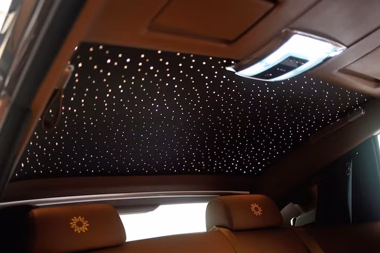 Trần xe là một bầu trời đầy sao nhờ sự xuất hiện của hàng ngàn bóng đèn LED và người dùng có thể bật tắt bằng một cụm điều khiển trên trần xe. Ngoài ra, xe còn có thêm trang bị hộp đựng bút thuêts kế riêng, bộ ly và đồ uống sang trọng cho khách hàng VIP...