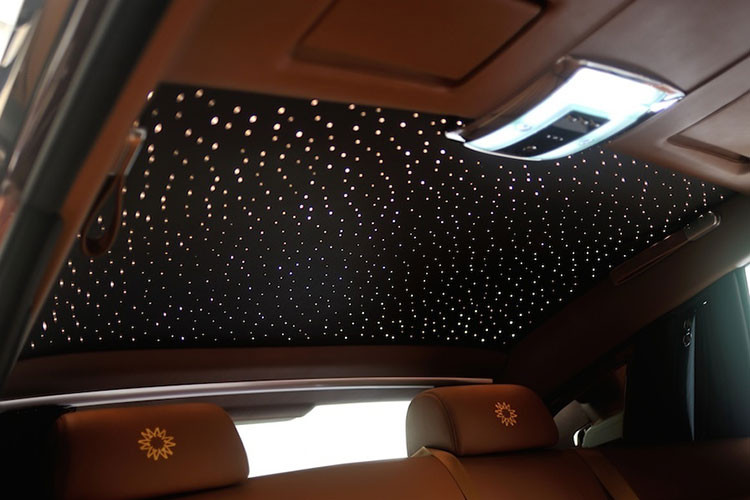 Trần xe là một bầu trời đầy sao nhờ sự xuất hiện của hàng ngàn bóng đèn LED và người dùng có thể bật tắt bằng một cụm điều khiển trên trần xe. Ngoài ra, xe còn có thêm trang bị hộp đựng bút thuêts kế riêng, bộ ly và đồ uống sang trọng cho khách hàng VIP...