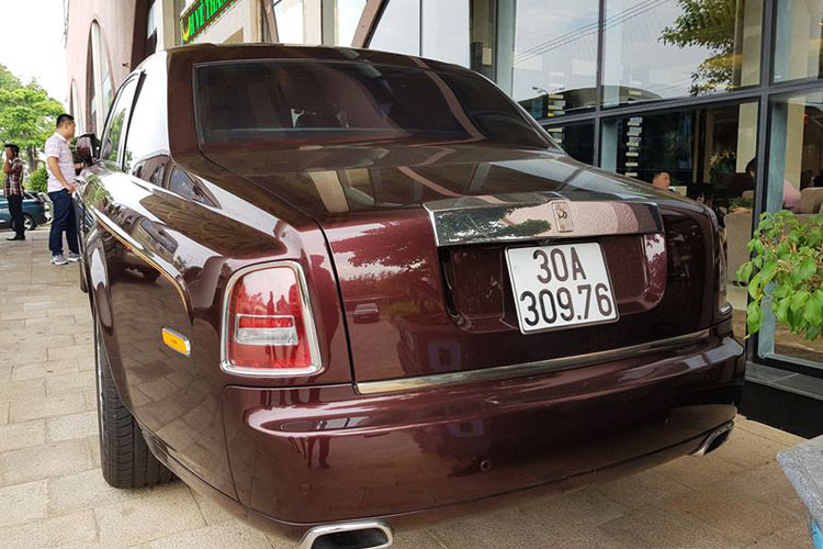 Rolls-Royce Phantom Oriental Sun của đại gia điếu cày - Lê Thanh Thản đặt hàng hãng xe siêu sang Anh quốc sản xuất phải mất 5 tháng để hoàn thành, trong đó, xe sở hữu màu sơn đỏ Madeira đặc trưng trên 3 chiếc Rolls-Royce Phantom thửa riêng cho khách hàng Việt. 