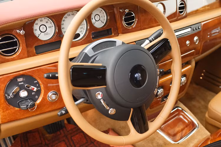 Ở bên trong, phong cách độc đáo và sang trọng cũng được nhấn mạnh với nội thất bọc da nâu cùng biểu tượng mặt trời cách điệu thêu trên tựa đầu. Các biểu tượng này được hai nghệ nhân thêu nổi bằng tay trong hơn 100 giờ đồng hồ. Biểu tượng mặt trời cũng xuất hiện ở cụm đồng hồ thời gian đặt trên bảng táp lô được khảm chìm tinh tế.