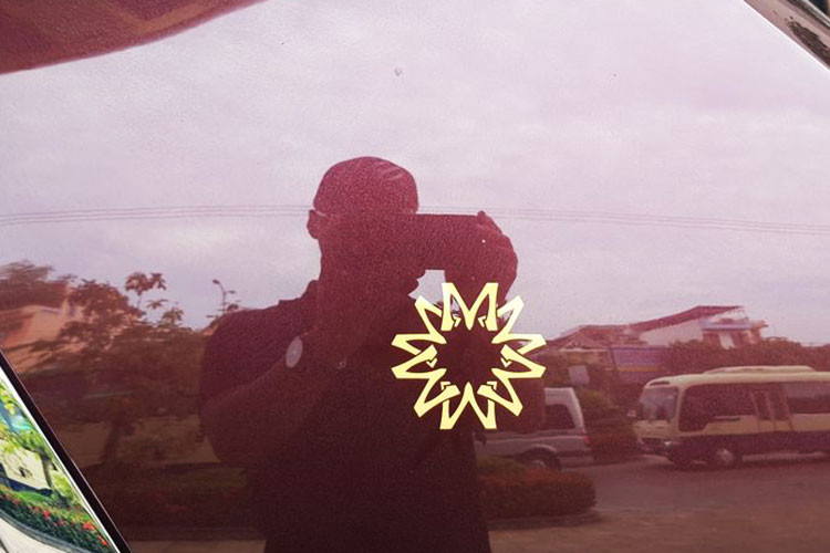 Điểm nhấn của xe là logo thiếu phụ bay được mạ vàng nhưng quan trọng hơn, chính là ký hiệu riêng với hình ảnh mặt trời được lồng ghép từ 6 chữ M đặt tại cột C của xe, hay thêu trên đầu ghế ngồi, dãy chữ M này được ghép thành hình mặt trời, chi tiết này mất hơn 100 giờ thực hiện..