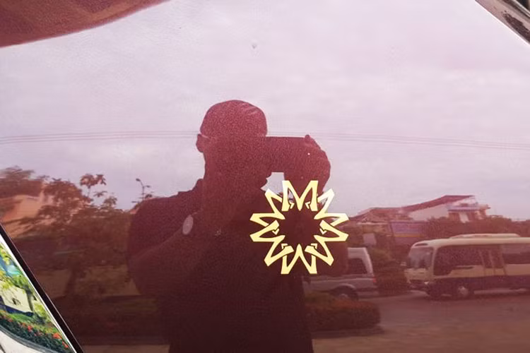 Điểm nhấn của xe là logo thiếu phụ bay được mạ vàng nhưng quan trọng hơn, chính là ký hiệu riêng với hình ảnh mặt trời được lồng ghép từ 6 chữ M đặt tại cột C của xe, hay thêu trên đầu ghế ngồi, dãy chữ M này được ghép thành hình mặt trời, chi tiết này mất hơn 100 giờ thực hiện..