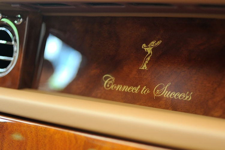 Trên bảng táp lô là dòng chữ "Connect to Success" (Liên kết đến thành công) cùng biểu tượng Spirit of Ecstasy màu vàng ánh kim. Được biết, slogan này đã được đăng ký độc quyền cho Phantom Oriental Sun phiên bản Mặt Trời Phương Đông.