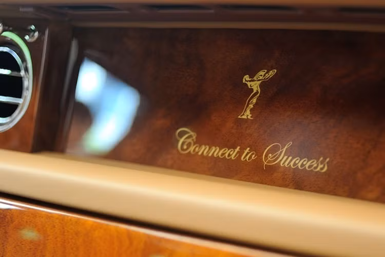 Trên bảng táp lô là dòng chữ "Connect to Success" (Liên kết đến thành công) cùng biểu tượng Spirit of Ecstasy màu vàng ánh kim. Được biết, slogan này đã được đăng ký độc quyền cho Phantom Oriental Sun phiên bản Mặt Trời Phương Đông.