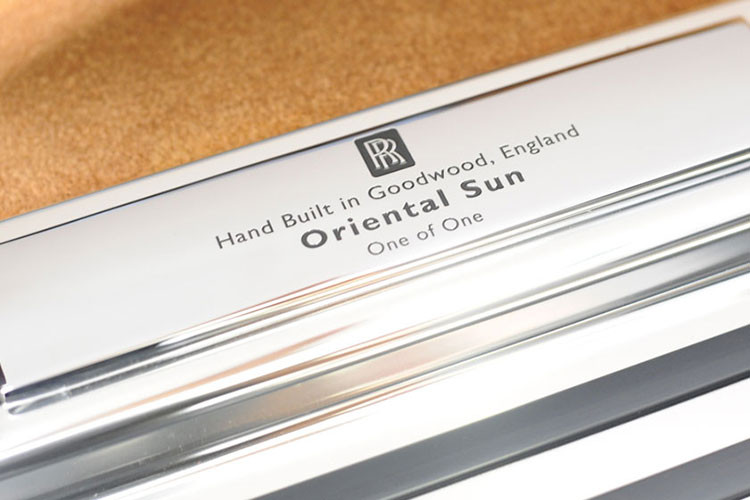 Vì là phiên bản trục cơ sở kéo dài (Extended Wheel Base) nên chiều dài tổng thể của xe cũng như trục cơ sở của Phantom Oriental Sun được tăng thêm 250 mm nhờ đó tăng chiều dài của chiếc xe lên thành gần 6.100 mm. Bậc lên xuống có logo Rolls-Royce Phantom Oriental Sun cá nhân hoá cho mẫu xe siêu sang Anh quốc độc bản.