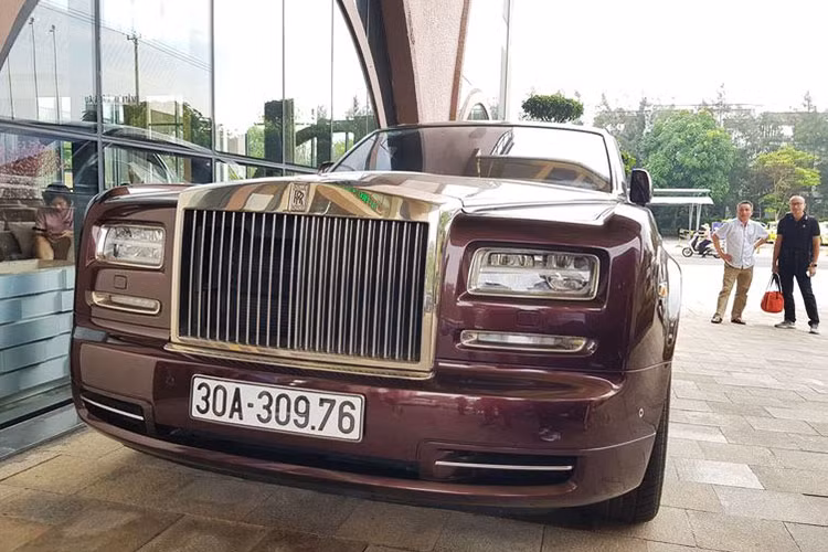 Sau ông Lê Thanh Thản, còn có 2 đại gia khác cũng đặt mua xe Rolls-Royce "hàng thửa đặt riêng" là ông Trịnh Văn Quyết với chiếc Phantom Lửa thiêng đang được đấu giá lần thứ 7, và ông Đỗ Quang Hiển với chiếc Phantom Hòa Bình &amp; Vinh Quang.