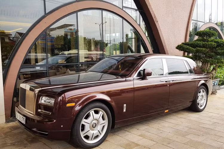 Rolls-Royce Phantom Oriental Sun của ông Lê Thanh Thản lần đầu tiên ra mắt thị trường Việt Nam vào ngày 27/8/2014. Đây là phiên bản đặc biệt được thiết kế dựa trên dòng xe siêu sang Rolls-Royce Phantom Series II, tuy nhiên nó chỉ có duy nhất một chiếc trên toàn thế giới.