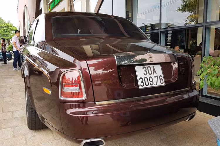 Rolls-Royce Phantom Oriental Sun của đại gia điếu cày - Lê Thanh Thản đặt hàng hãng xe siêu sang Anh quốc sản xuất phải mất 5 tháng để hoàn thành, trong đó, xe sở hữu màu sơn đỏ Madeira đặc trưng trên 3 chiếc Rolls-Royce Phantom thửa riêng cho khách hàng Việt. 