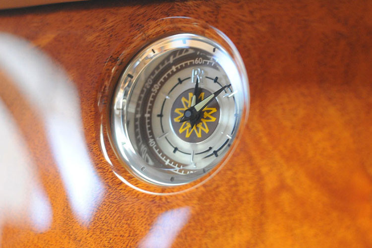 Rolls-Royce Phantom Oriental Sun sở hữu những vật liệu quý hiếm và xa xỉ để ốp cho nội thất. Cụ thể gỗ được sử dụng là loại gỗ gụ Tây Phi, da ghế thêu tay là loại da bò 2 năm tuổi có nguồn gốc từ Bắc Âu, nơi sẽ cho ra những loại da bò tốt nhất.