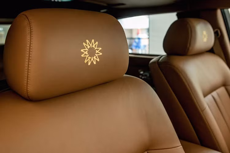 Ngoài ra, còn có thể kể tới như bộ thảm sàn bằng lông cừu sang trọng và quý hiếm. Tất cả những chi tiết trên đều được chế tác từ những đôi bàn tay của các nghệ nhân hàng đầu châu Âu.