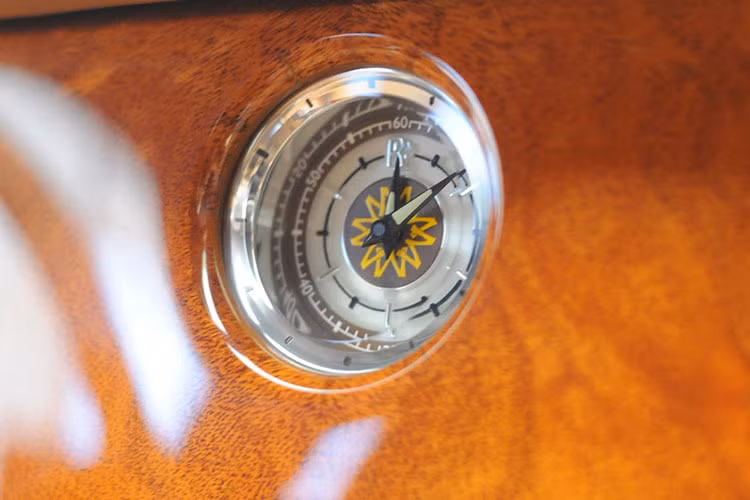 Rolls-Royce Phantom Oriental Sun sở hữu những vật liệu quý hiếm và xa xỉ để ốp cho nội thất. Cụ thể gỗ được sử dụng là loại gỗ gụ Tây Phi, da ghế thêu tay là loại da bò 2 năm tuổi có nguồn gốc từ Bắc Âu, nơi sẽ cho ra những loại da bò tốt nhất.