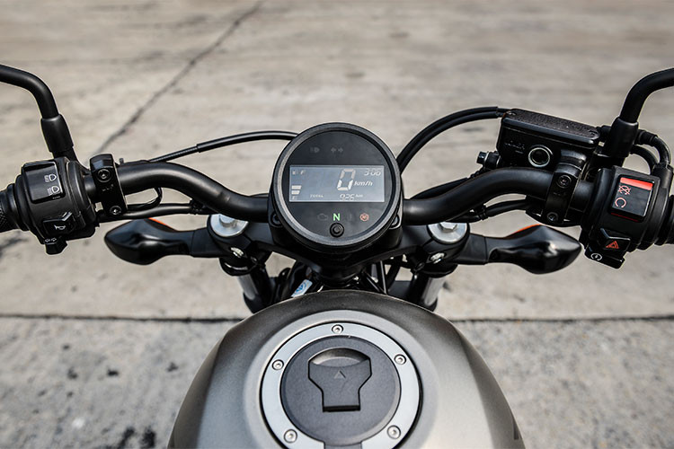 Phía trên ghi-đông là cụm đồng hồ hình tròn cổ điển, tuy nhiên lại hiển thị bằng một màn hình LCD đơn sắc duy nhất. Nằm bên dưới màn hình là một số đèn báo nhỏ cùng nút chuyển giữa các chế độ hiển thị của đồng hồ, các phím bấm vật lý thiết kế đơn giản dễ sử dụng. Cặp gương xe thiết kế tròn cổ điển gợi nhớ vè các đàn anh thời 8x.