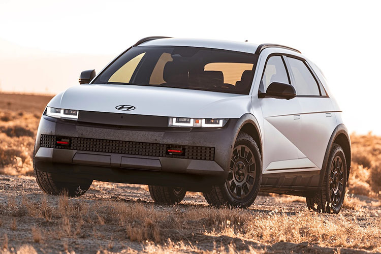 Sau khi được ra mắt toàn cầu vào tháng 3 năm nay, mẫu xe SUV điện Hyundai IONIQ 5 bản facelift đã có mặt tại Mỹ. Với đợt nâng cấp này, hãng đã lần đầu đem tới bản Hyundai IONIQ 5 XRT địa hình với ngoại hình hầm hố và treo cao hơn.