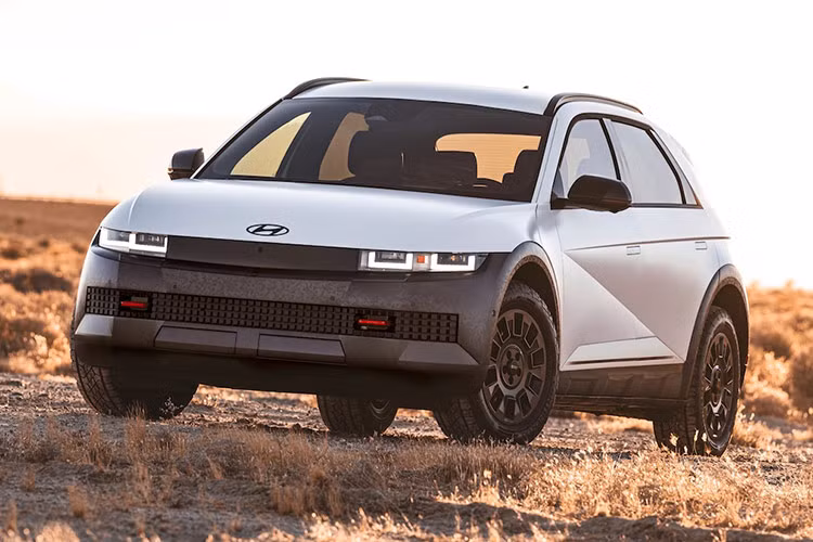 Sau khi được ra mắt toàn cầu vào tháng 3 năm nay, mẫu xe SUV điện Hyundai IONIQ 5 bản facelift đã có mặt tại Mỹ. Với đợt nâng cấp này, hãng đã lần đầu đem tới bản Hyundai IONIQ 5 XRT địa hình với ngoại hình hầm hố và treo cao hơn.