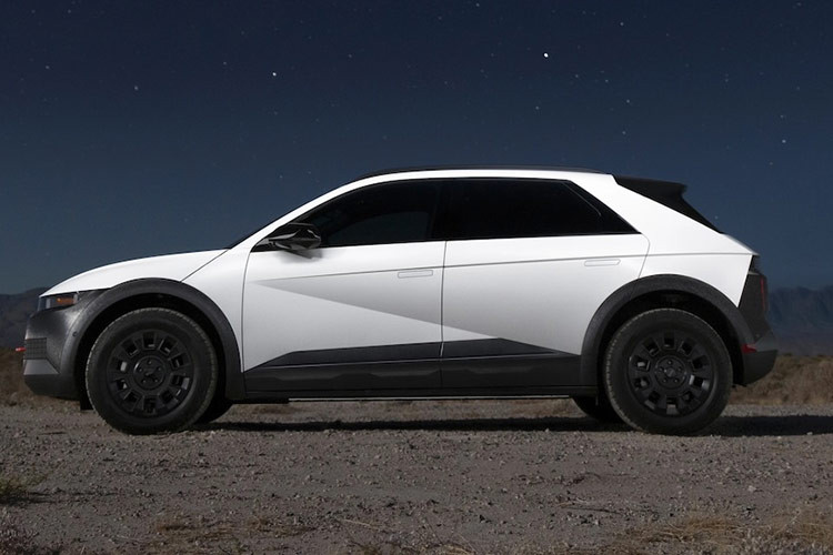 Đối với SUV điện Hyundai IONIQ 5 XRT 2025, hãng xe Hàn Quốc cho biết mẫu xe này nằm giữa mẫu tiêu chuẩn nâng cấp và mẫu Ioniq 5 N hiệu suất cao, được thiết kế dành cho những người muốn đưa xe điện vượt ra khỏi đường nhựa.