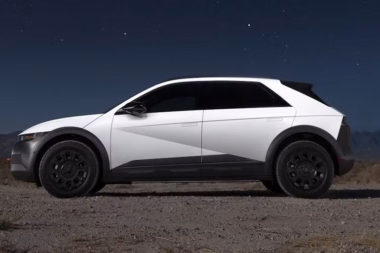 Đối với SUV điện Hyundai IONIQ 5 XRT 2025, hãng xe Hàn Quốc cho biết mẫu xe này nằm giữa mẫu tiêu chuẩn nâng cấp và mẫu Ioniq 5 N hiệu suất cao, được thiết kế dành cho những người muốn đưa xe điện vượt ra khỏi đường nhựa.