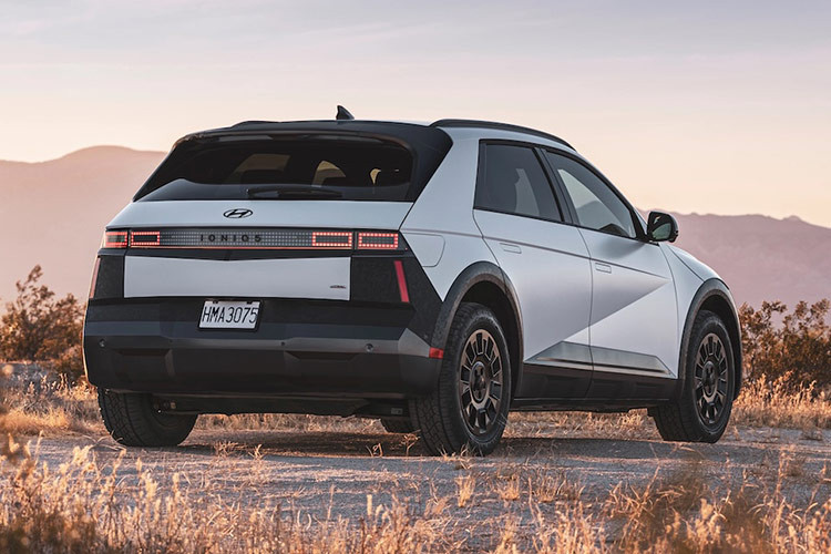 Ngoài ra, SUV điện địa hình Hyundai IONIQ 5 XRT 2025 có thiết kế đầu và đuôi xe hung hãn hơn với cản trước sau, ốp hông độc đáo nhờ hoa văn nguỵ trang kỹ thuật số (digital camo) lạ mắt.