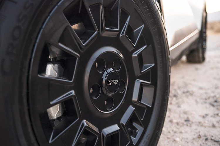 Để có thể vượt địa hình, Hyundai IONIQ 5 XRT 2025 có khoảng sáng gầm xe cao hơn nhờ hệ thống treo nâng 23mm. Điều này làm tăng góc tới của xe lên 19,8 độ (bản thường chỉ 17,5 độ) và góc thoát lên 30,0 độ, tăng từ 25,4 độ trên mẫu xe tiêu chuẩn.