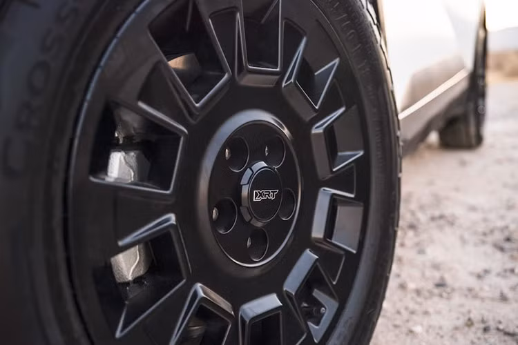 Để có thể vượt địa hình, Hyundai IONIQ 5 XRT 2025 có khoảng sáng gầm xe cao hơn nhờ hệ thống treo nâng 23mm. Điều này làm tăng góc tới của xe lên 19,8 độ (bản thường chỉ 17,5 độ) và góc thoát lên 30,0 độ, tăng từ 25,4 độ trên mẫu xe tiêu chuẩn.