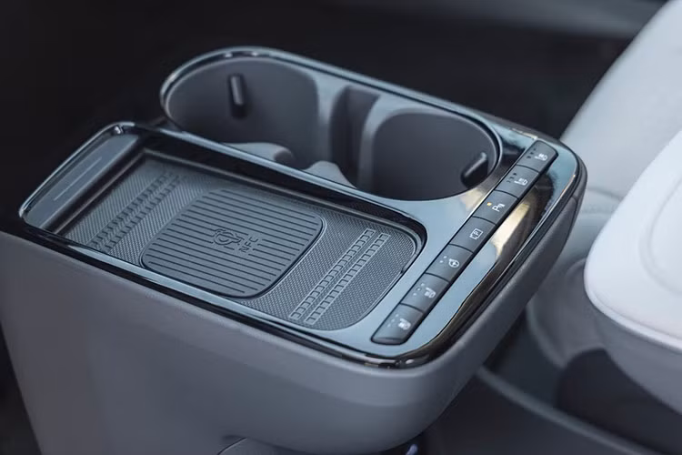 Hệ thống giải trí có thể cập nhật phần mềm Over-The-Air (OTA) không dây để đảm bảo các tính năng mới có thể được thêm từ xa và các điều khiển chính của xe luôn được cập nhật. Phiên bản này chỉ được bán với cấu hình hệ động lực dẫn động bốn bánh toàn thời gian với động cơ kép và pin 84kWh.