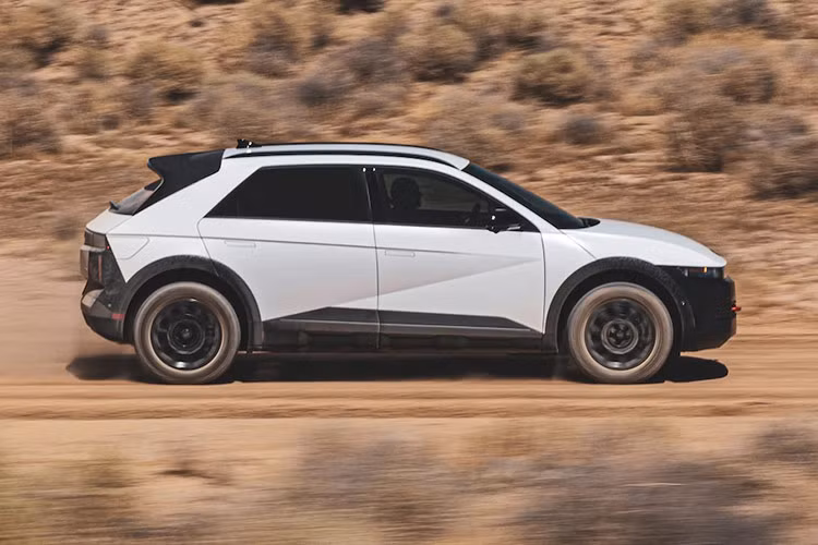 Theo tiêu chuẩn, XRT cùng mọi bản IONIQ 5 facelift được làm mới sẽ đi kèm với bộ chuyển đổi Hệ thống sạc kết hợp (CCS) và công ty cho biết thêm rằng, tất cả các xe điện Hyundai hoàn toàn mới hoặc được làm mới mà hãng bán tại Mỹ sẽ chỉ được trang bị cổng NACS bắt đầu từ quý 4 năm nay. 