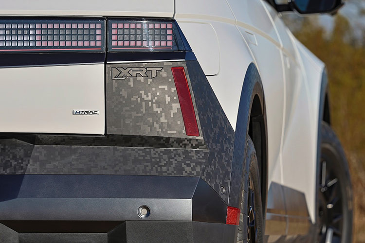 Chiếc xe SUV điện IONIQ 5 XRT cũng có nhiều điểm nhấn màu đen, từ viền cửa sổ và ốp gương cho đến huy hiệu trên khắp ngoại thất. Bánh xe 18 inch chuyên dụng cũng được sơn màu đen mờ và cũng hiển thị cùng chủ đề pixel Ioniq trên bề mặt của nó.