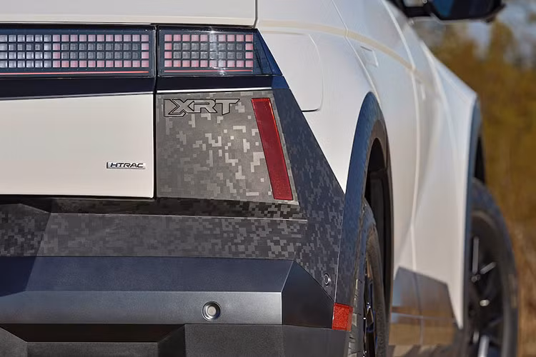 Chiếc xe SUV điện IONIQ 5 XRT cũng có nhiều điểm nhấn màu đen, từ viền cửa sổ và ốp gương cho đến huy hiệu trên khắp ngoại thất. Bánh xe 18 inch chuyên dụng cũng được sơn màu đen mờ và cũng hiển thị cùng chủ đề pixel Ioniq trên bề mặt của nó.