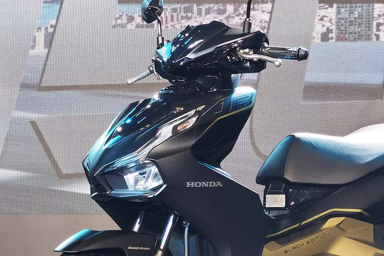 Cụ thể Honda Air Blade 150 và 125cc thay đổi đáng kể về thiết kế ngoại thất với nhiều chi tiết được thay đổi mang lại hình ảnh đậm chất nam tính và mạnh mẽ. Phiên bản xe mới sử dụng đèn LED cỡ lớn trước và sau xe với thiết kế được mô phỏng cấu trúc đèn từ những mẫu xe phân khối lớn, tạo cảm giác thể thao năng động.