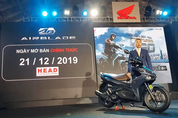 Mẫu xe ga Honda Air Blade 150cc và 125cc phiên bản mới sẽ được chính thức bán ra thị trường từ ngày 21-12-2019 thông qua Hệ thống Cửa hàng Bán xe và Dịch vụ do Honda Ủy nhiệm (HEAD) trên toàn quốc với chế độ bảo hành 3 năm hoặc 30.000 km tùy theo điều kiện nào đến trước 