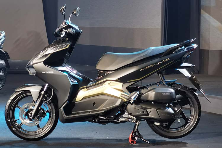 Về ngoại hình, Honda Air Blade 150 mới và phiên bản thấp hơn là 125ccsẽ không có thay đổi nào đáng kể về kiểu dáng. Tuy nhiên, Honda Việt Nam sẽ có một chút tinh chỉnh về ngoại hình, thiết kế tem một số chi tiết bắt mắt và hiện đại hơn đời cũ.