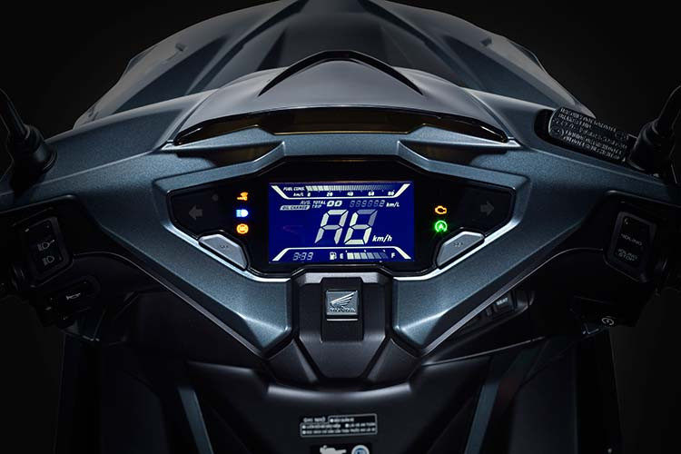 Honda Air Blade 2020 mới cũng được hãng xe Nhật Bản thay đổi từ màn hình analog, kỹ thuật số truyền thống sang màn hình LCD kỹ thuật số hoàn toàn. Thay đổi này giúp thiết kế đồng hồ trở nên gọn gàng hơn, tăng không gian cũng như số lượng thông tin hiển thị...