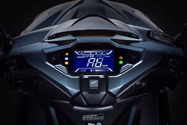 Honda Air Blade 2020 mới cũng được hãng xe Nhật Bản thay đổi từ màn hình analog, kỹ thuật số truyền thống sang màn hình LCD kỹ thuật số hoàn toàn. Thay đổi này giúp thiết kế đồng hồ trở nên gọn gàng hơn, tăng không gian cũng như số lượng thông tin hiển thị...