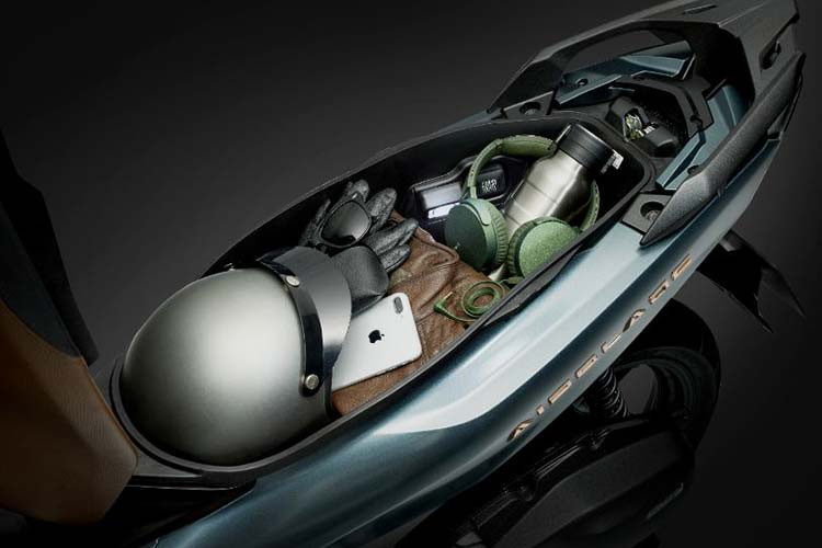 Xe cũng được nâng cấp với hộc chứa đồ cỡ lớn, có thể chứa được 2 mũ bảo hiểm thông dụng. Dung tích hộc đồ đạt tới 22.7 lít (lớn hơn 0.9 lít so với mẫu xe trước) đồng thời, phiên bản 150 cũng có thêm cổng sạc bên trong hộc đựng đồ, cung cấp điện với công suất lên tới 12W khi động cơ đang chạy.