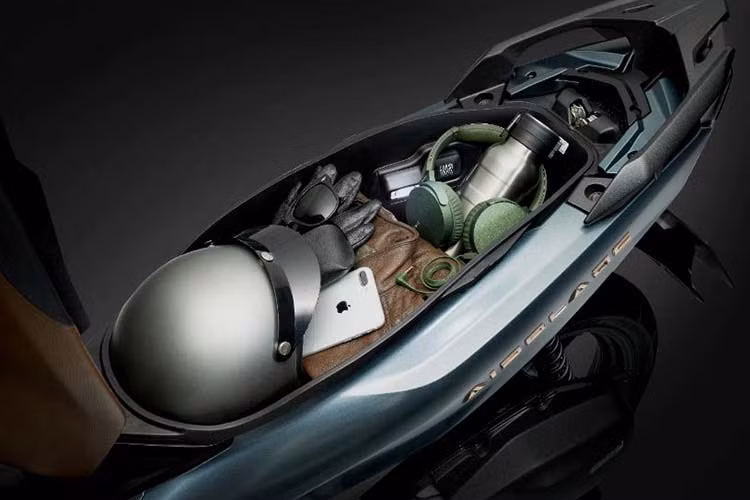 Xe cũng được nâng cấp với hộc chứa đồ cỡ lớn, có thể chứa được 2 mũ bảo hiểm thông dụng. Dung tích hộc đồ đạt tới 22.7 lít (lớn hơn 0.9 lít so với mẫu xe trước) đồng thời, phiên bản 150 cũng có thêm cổng sạc bên trong hộc đựng đồ, cung cấp điện với công suất lên tới 12W khi động cơ đang chạy.