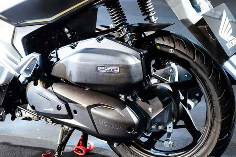 Đúng như các dự đoán từ trước đó, ngoài động cơ 125cc, Honda Air Blade 2020 sẽ có thêm một phiên bản sử dụng động cơ eSP 150 phân khối với lọc gió và ống xả xe được điều chỉnh. Động cơ này cho công suất tối đa 9.6kW/8,500 vòng phút. Mẫu xe Air Blade mới đạt mức tiêu hao nhiên liệu hiệu quả, thể hiện trên bảng chức năng mức độ tiêu hao nhiên liệu đã được cài thêm trên mặt đồng hồ.