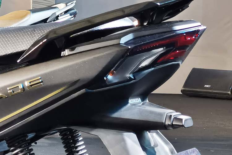 Cả hai phiên bản Air Blade 150cc/125cc đều được tích hợp hệ thống khóa thông minh Smark key. Hệ thống điện của xe được mở/tắt thông qua kết nối không dây từ thiết bị điều khiển thông minh đến ECU (bộ vi xử lý trung tâm) của Hệ thống khóa thông minh và xe. Do đó, các phương thức đấu điện hay phá ổ khóa trái phép hoàn toàn được ngăn chặn, giúp tối ưu hóa khả năng chống trộm cho xe.