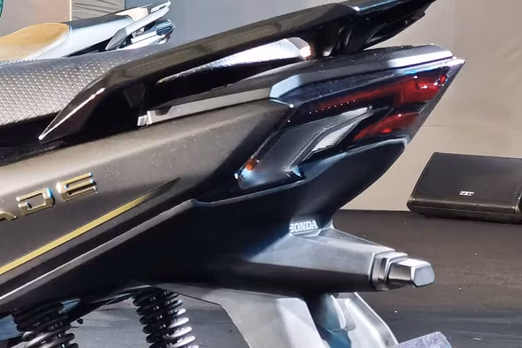 Cả hai phiên bản Air Blade 150cc/125cc đều được tích hợp hệ thống khóa thông minh Smark key. Hệ thống điện của xe được mở/tắt thông qua kết nối không dây từ thiết bị điều khiển thông minh đến ECU (bộ vi xử lý trung tâm) của Hệ thống khóa thông minh và xe. Do đó, các phương thức đấu điện hay phá ổ khóa trái phép hoàn toàn được ngăn chặn, giúp tối ưu hóa khả năng chống trộm cho xe.