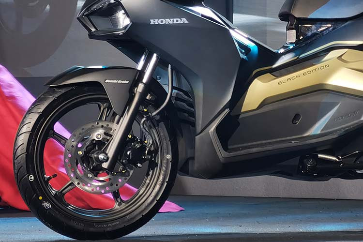 Ngoài ra, phiên bản Air Blade 150cc còn được trang bị hệ thống chống bó cứng phanh ABS cho bánh trước. Hệ thống ABS bao gồm 4 bộ phận chính là cảm biến, bộ điều khiển, bơm thủy lực và các van điều chỉnh lực phanh. ABS hoạt động hiệu quả khi người lái bóp phanh trước, giúp ổn định tư thế của xe bằng cách chống khóa cứng bánh xe, đặc biệt trong điều kiện đường trơn ướt hay gồ ghề.