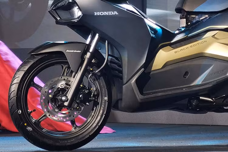 Ngoài ra, phiên bản Air Blade 150cc còn được trang bị hệ thống chống bó cứng phanh ABS cho bánh trước. Hệ thống ABS bao gồm 4 bộ phận chính là cảm biến, bộ điều khiển, bơm thủy lực và các van điều chỉnh lực phanh. ABS hoạt động hiệu quả khi người lái bóp phanh trước, giúp ổn định tư thế của xe bằng cách chống khóa cứng bánh xe, đặc biệt trong điều kiện đường trơn ướt hay gồ ghề.