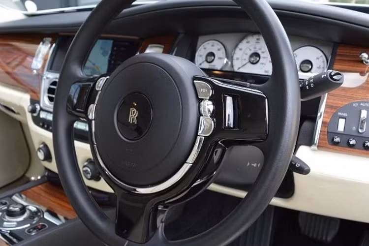 Những điều khiến chiếc cho Rolls-Royce này trở nên đặc biệt chính là biểu tượng xe và toàn bộ thân xe được mạ vàng độc đáo. Bên cạnh đó, chiếc Rolls-Royce này còn có hệ thống camera 360 độ, hệ thống kiểm soát hành trình, phanh tự động và biển số “007” hàng thử cực kỳ đặc biệt.