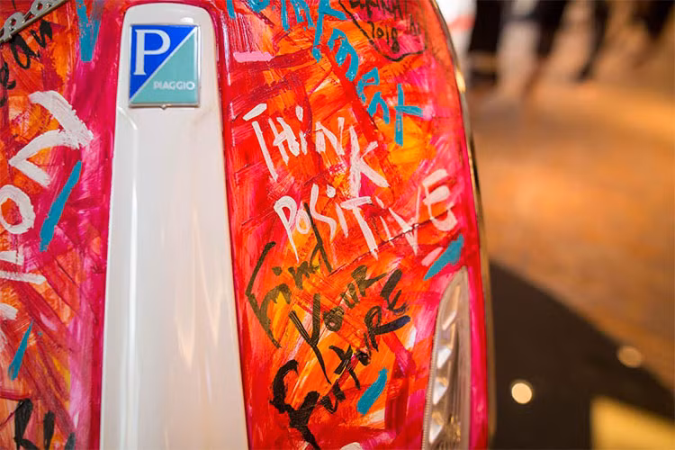 Piaggio chính là hãng xe đi đầu trong việc trang bị hệ thống chống bó cứng phanh ABS - tính năng an toàn tiêu chuẩn ở châu Âu. Đây cũng là điểm hấp dẫn nhất trên Vespa Sprint 125cc ABS phiên bản mới này. Vespa Sprint ABS mới chỉ có tuỳ chọn phanh đĩa ABS ở bánh trước, phanh đùm bánh sau - đi kèm với đó là vành đường kính 11 inch.