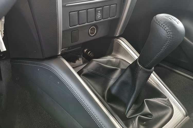 Động cơ kết hợp với hộp số sàn 6 cấp và hệ dẫn động 2 cầu 4WD. Ngoài ra, phiên bản Mitsubishi Triton MT 4x4 2023 tại Việt Nam nhập khẩu Thái Lan còn có 3 chế độ gài cầu và khóa vi sai cầu sau.