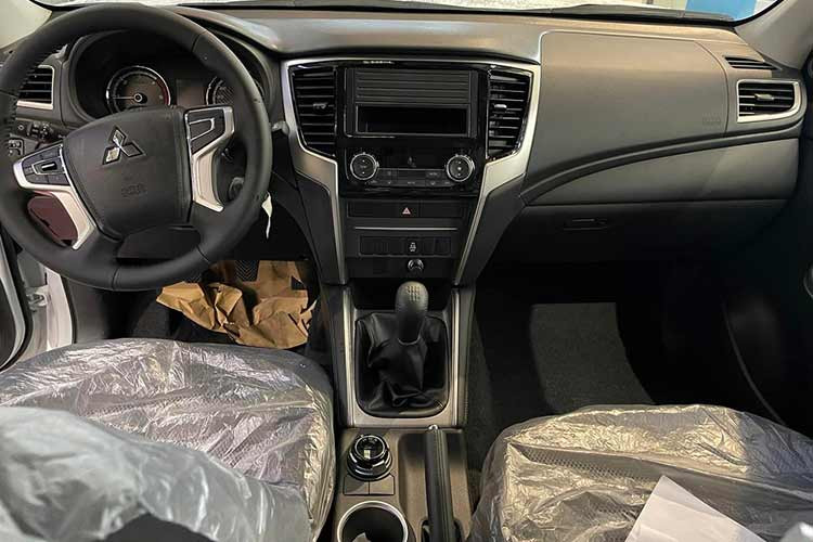 Bên trong xe, mẫu xe bán tải này sở hữu nội thất bọc nỉ 2 tông màu, vô lăng chỉnh 4 hướng, tích hợp phím chỉnh âm lượng, bảng đồng hồ analog với màn hình đa thông tin nhỏ, điều hòa tự động và cổng sạc USB cho hàng ghế sau. Xe không có màn hình thông tin giải trí như các bản cao cấp hơn. 