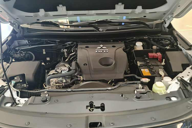 Về an toàn, xe được trang bị 2 túi khí trước, phanh ABS, phân phối lực phanh điện tử EBD, phanh khẩn cấp BA, hỗ trợ khởi hành ngang dốc, cân bằng điện tử, kiểm soát lực kéo, chìa khóa mã hóa chống trộm và khóa cửa tự động. 