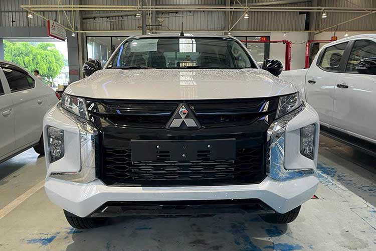 Với phiên bản này, Mitsubishi Triton trở thành mẫu xe bán tải rẻ nhất tại Việt Nam. Giá của Mitsubishi Triton MT 4x4 2023 rẻ hơn Mazda BT-50 bản tiêu chuẩn (584 triệu đồng). Đồng thời, so với Mitsubishi Triton 4x2 AT MIVEC, phiên bản số sàn rẻ hơn từ 55 - 100 triệu đồng, tùy theo chính sách của từng đại lý 
