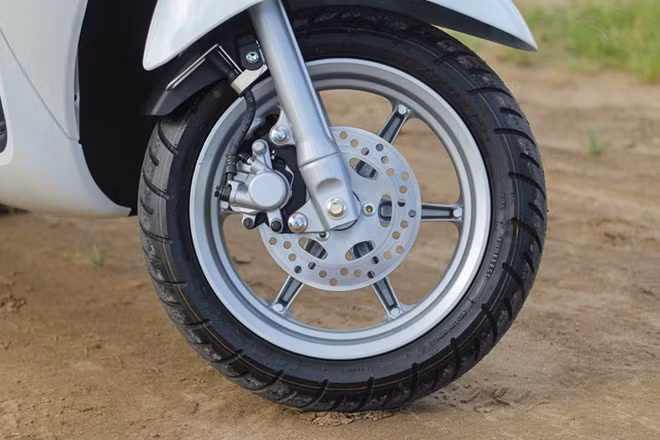 Lốp không săm cũng là một trang bị mà người mua xe ga quan tâm.