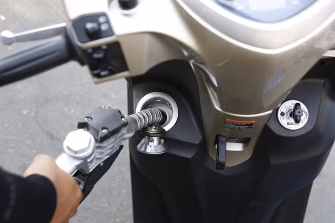 Nắp bình xăng thiết kế tiện lợi.