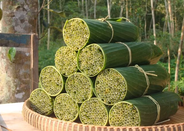 Nguồn cỏ bàng để làm ống hút cỏ phải có tuổi đời từ 1 - 2 năm. Sản phẩm được sản xuất thủ công, tỉ mẩn từng công đoạn. Ảnh: Cửa hàng 3T.